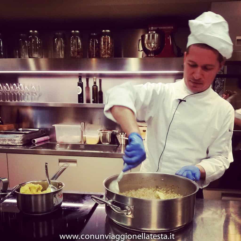 Lo chef Giuseppe Marrancone durante lo show cooking negli spazi di Stars, temporary restaurant di Nira Montana a Milano