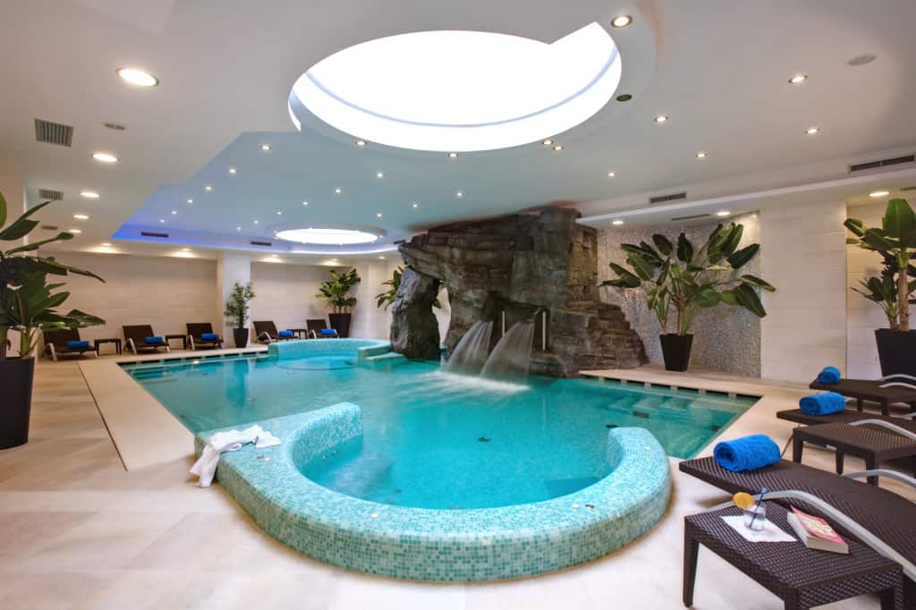 La piscina coperta del  Picciolo Etna Golf Resort & Spa‎