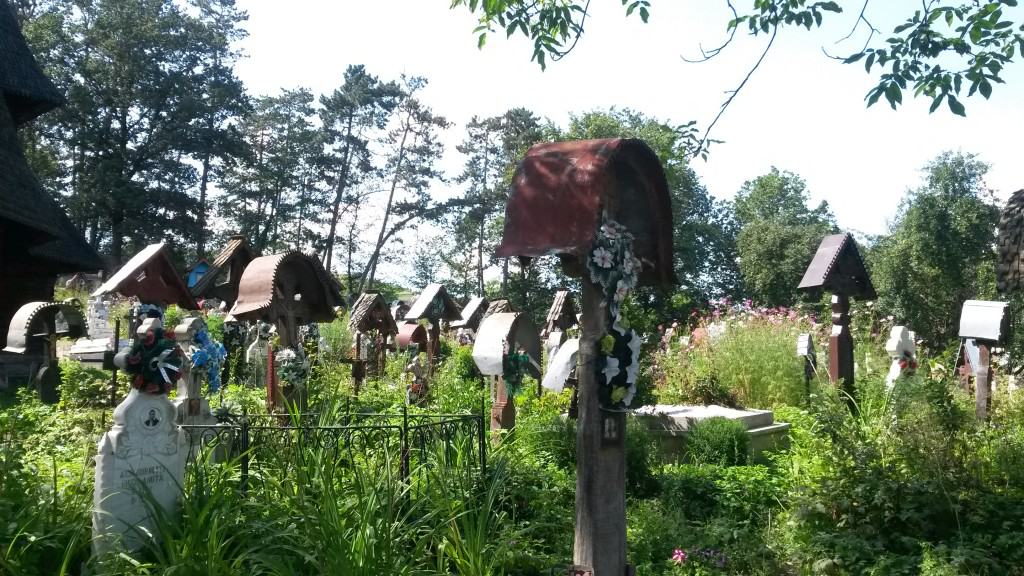 Uno dei cimiteri annessi alle suggestive chiesette in legno nel Maramures