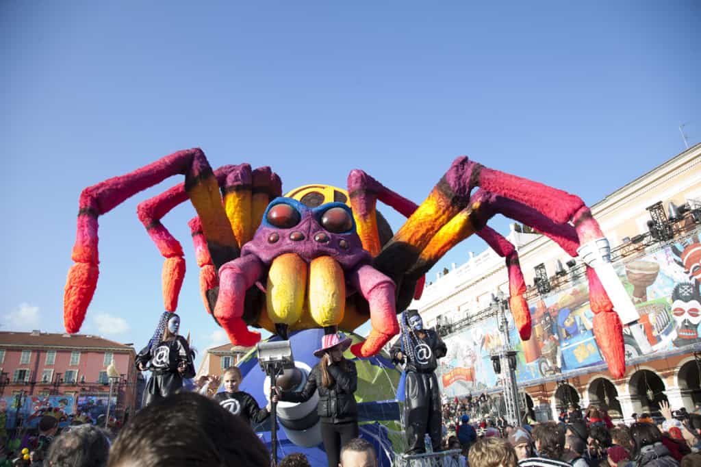 ragno gigante protagonista di uno dei carri del carnevale di Nizza