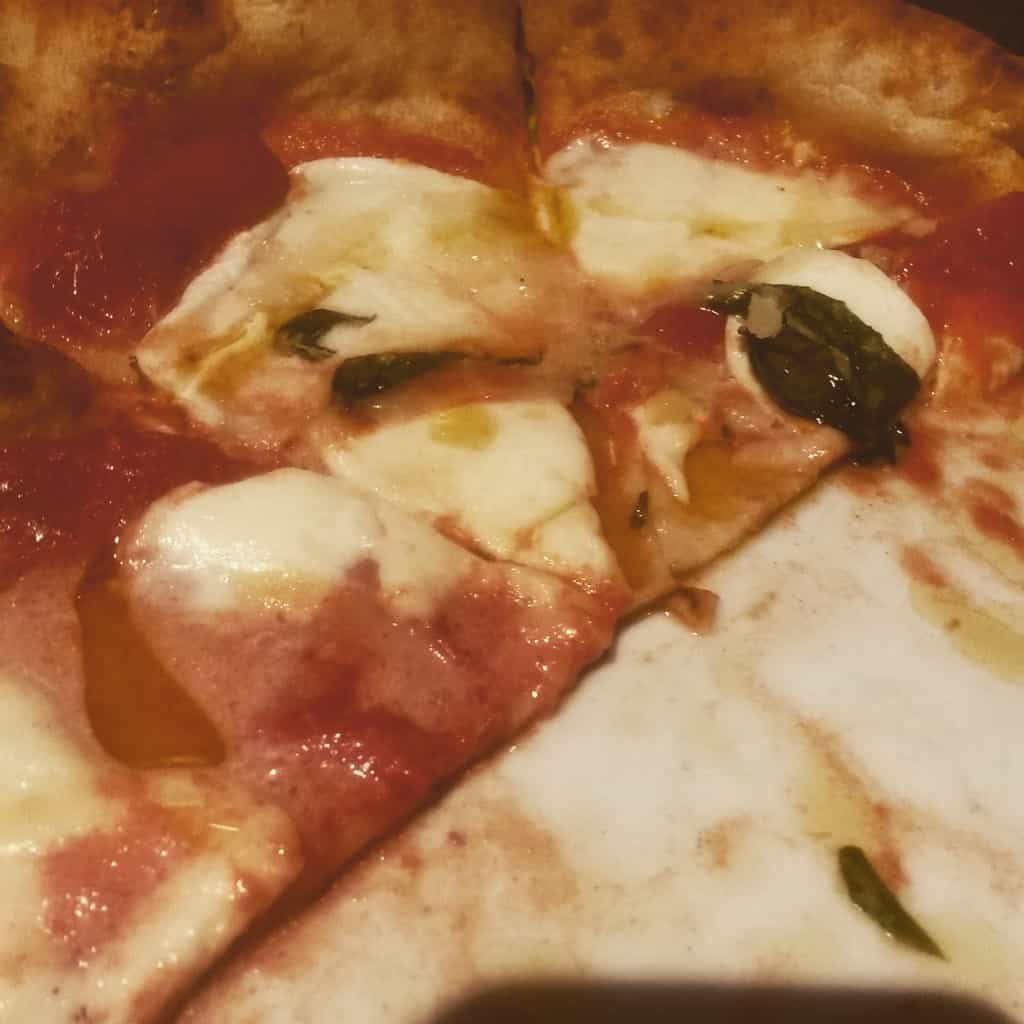 La vera pizza napoletana: bordo alto, sottile al centro