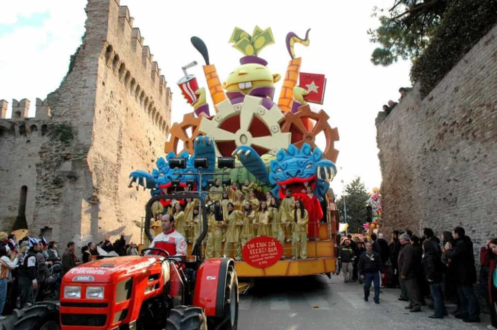 Coloratissimi carri a Fano, dove ogni anno si svolge il carnevale più antico d'Italia. (Courtesy archivio fotografico del Servizio Turismo della Provincia di Pesaro e Urbino)