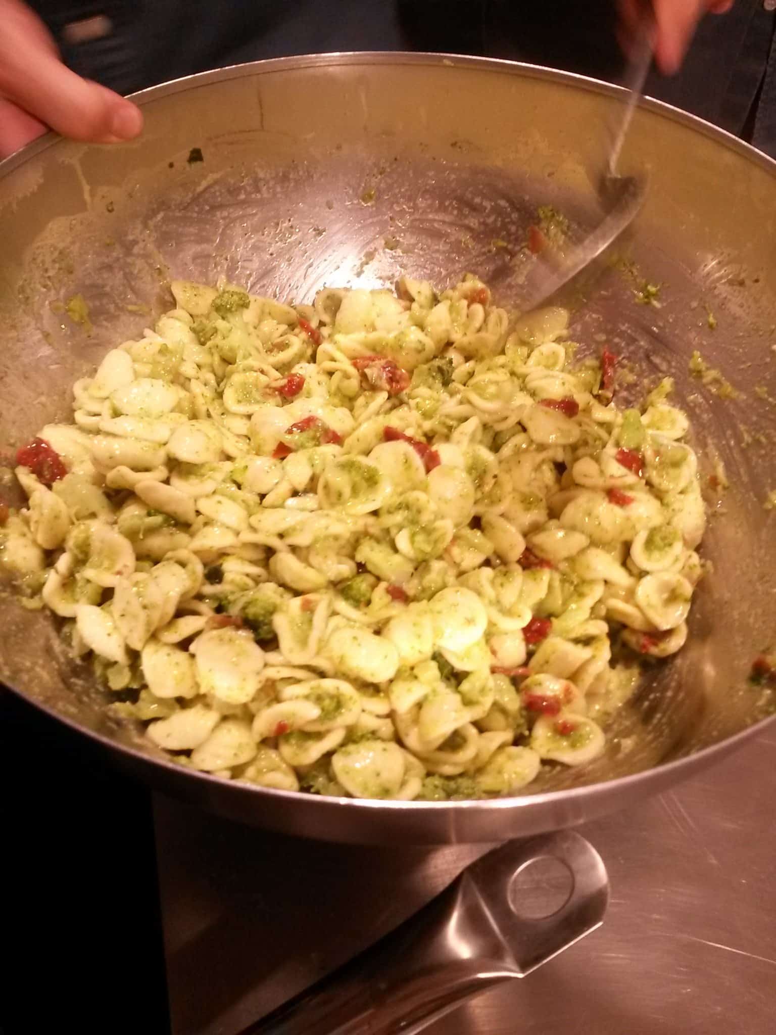 Orecchiette condite con broccoletti e crumble di pomodoro secco.