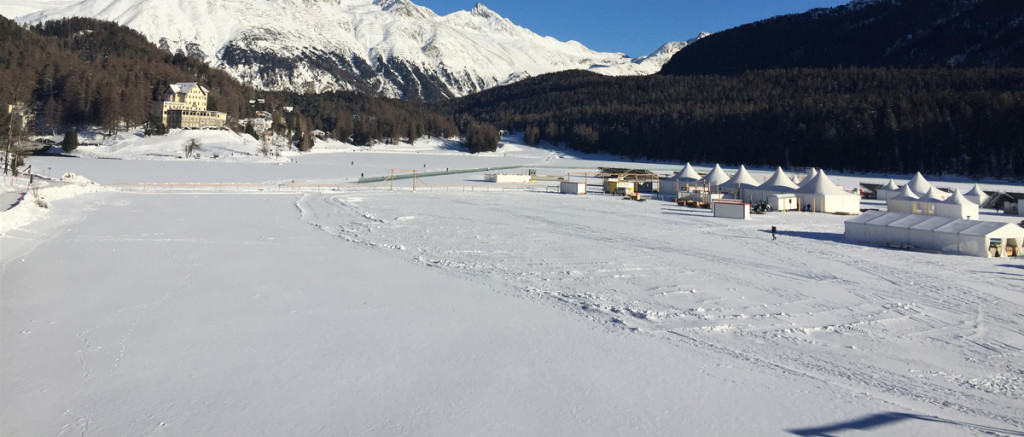 Panorama innevato a St. Moritz, a due passi dal Badrutt's Palace Hotel