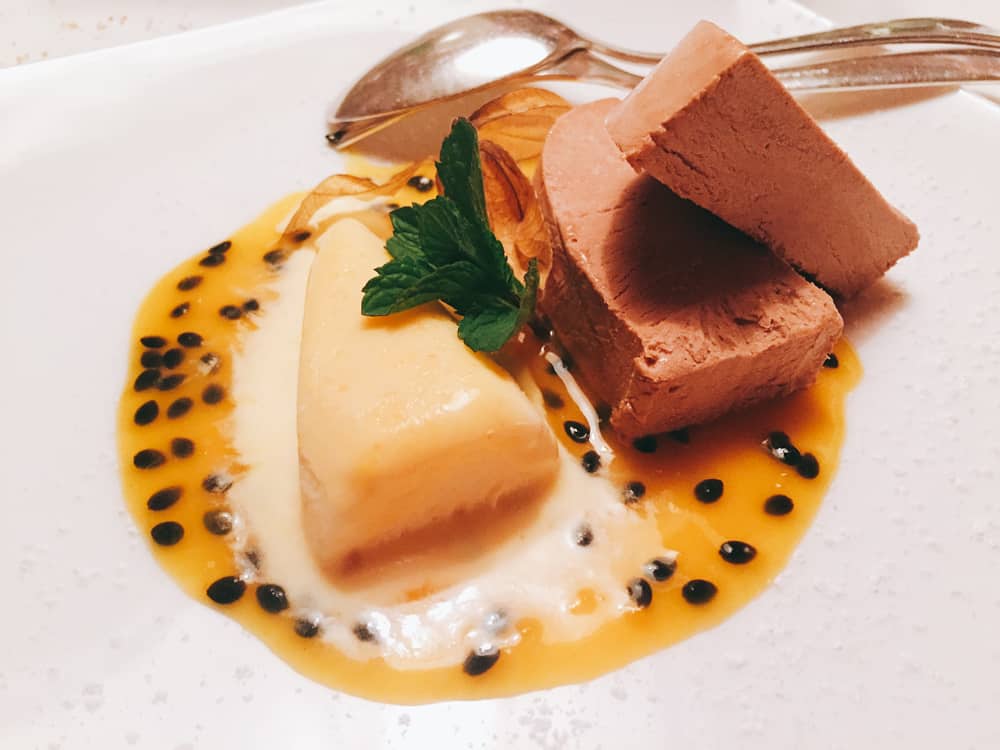 Terrina di gianduia con semifreddo al mandarino e salsa al frutto della passione