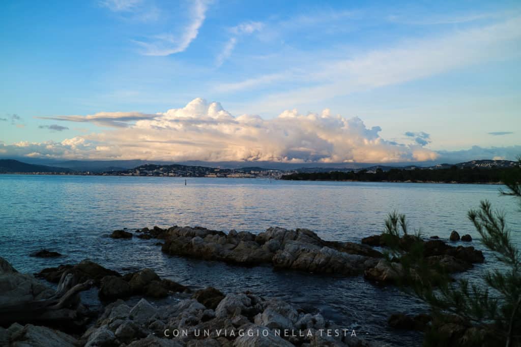 Isola di Saint Honorat, passeggiando sul mare