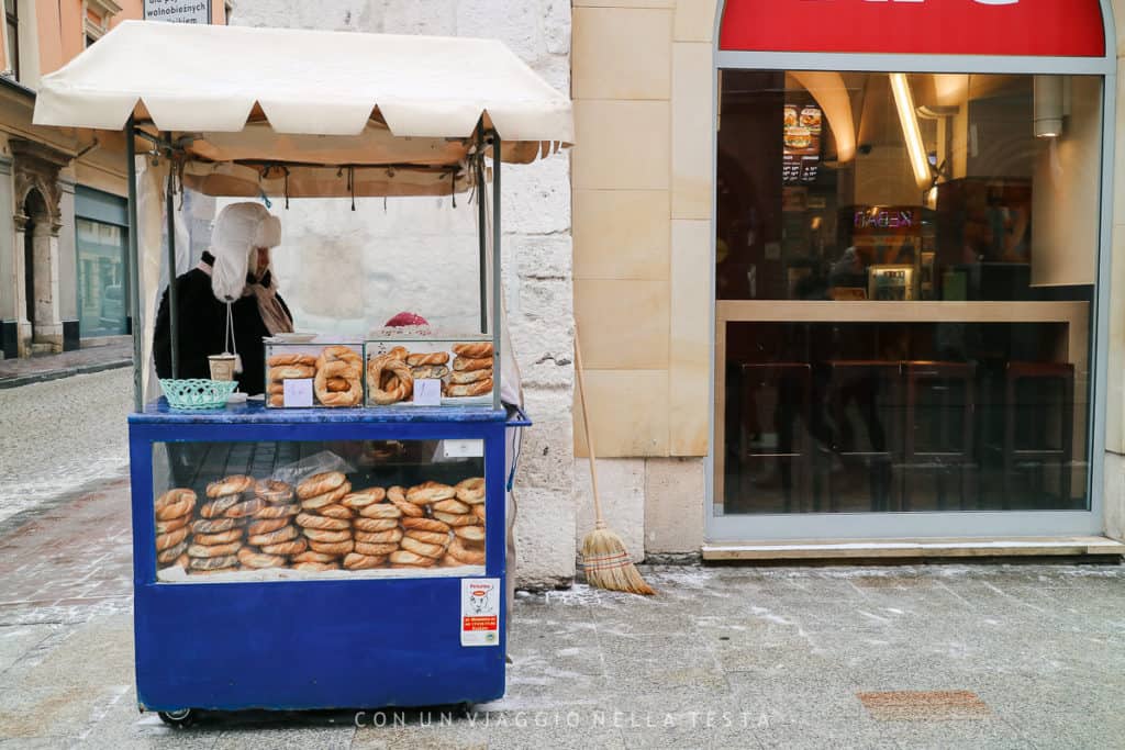 Tra le cose da mangiare a Cracovia, i tipici anelli di pane che si trovano nei tanti chioschetti della città