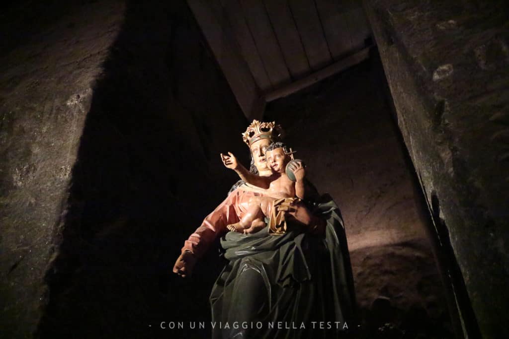 Una Madonna con bambino all'interno delle miniere di sale