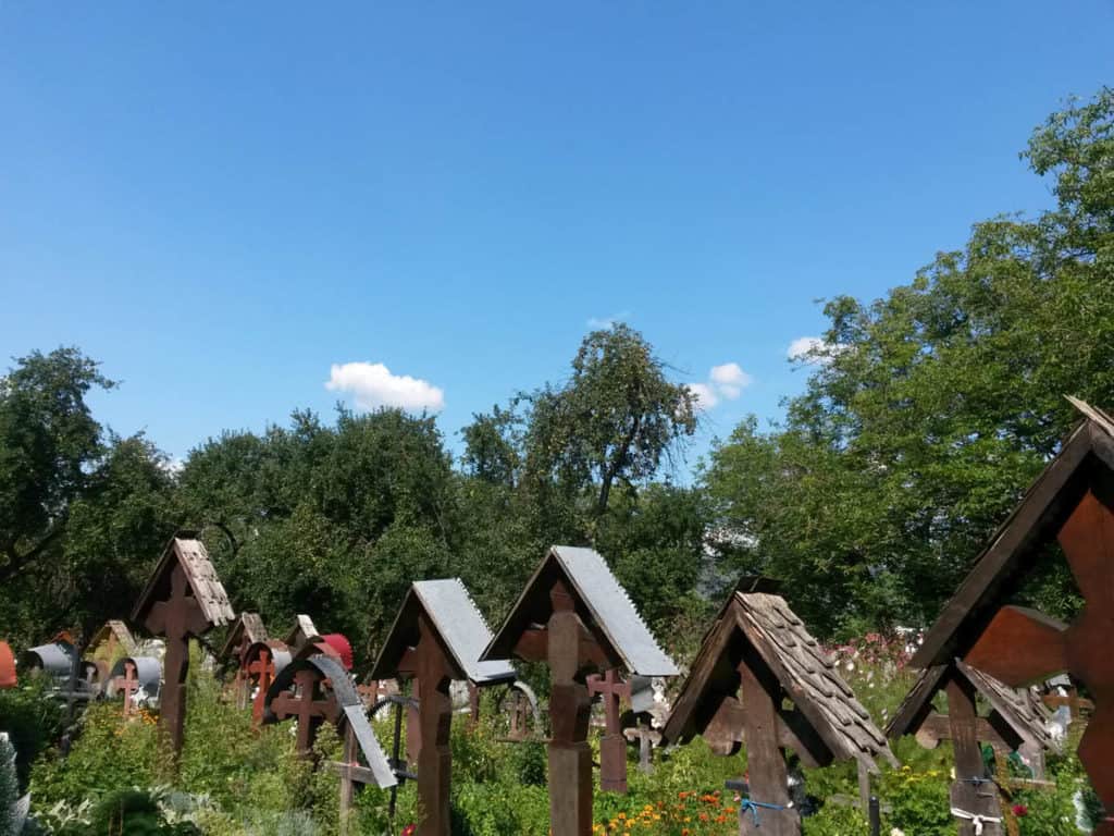 Uno dei tanti cimiteri che affiancano le chiesette in legno del Maramures, in Romania