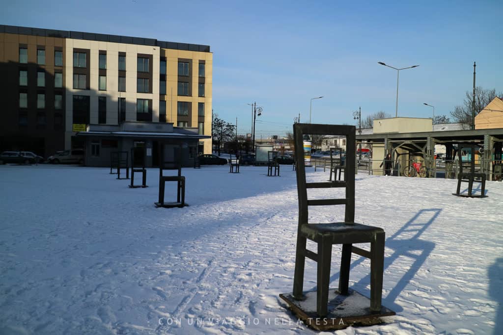 visitare cracovia il Monumento delle sedie vuote 