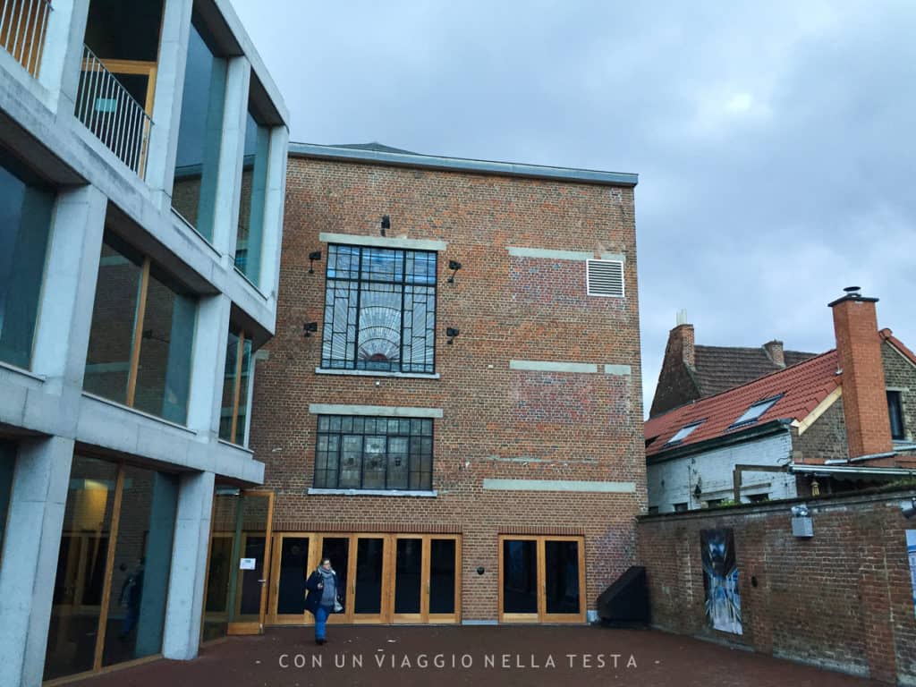 Mundaneum di Mons, il cortile esterno