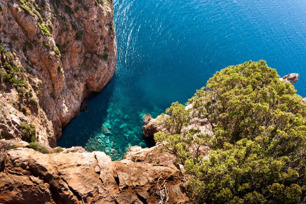 Le vacanze in Sardegna in primavera sono perfette per scoprire una natura incontaminata e tradizioni senza tempo