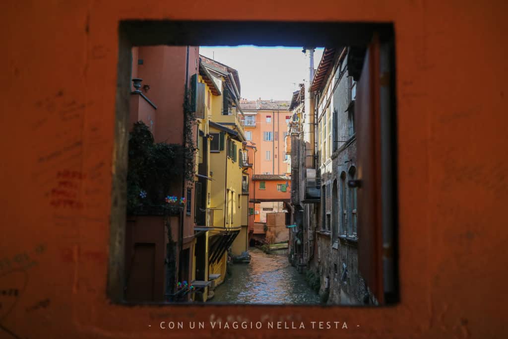 cosa vedere a bologna in due giorni La finestrella di Via Piella, anche conosciuta come la "Piccola Venezia"