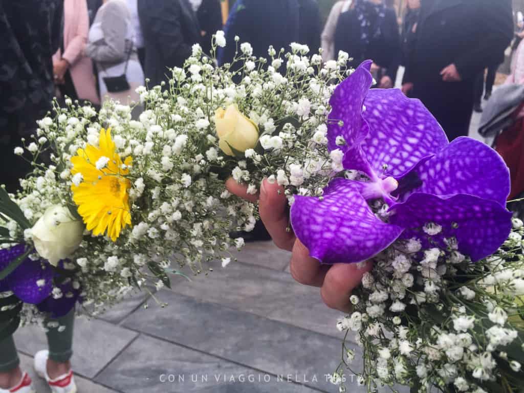 Un dettaglio del "taglio del nastro" durante l'inaugurazione della prima edizione del Festival dei Giardini