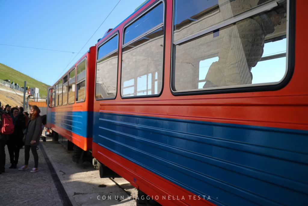 Il trenino per arrivare sul Monte Generoso, proprio a un passo dal Fiore di Pietra di Mario Botta