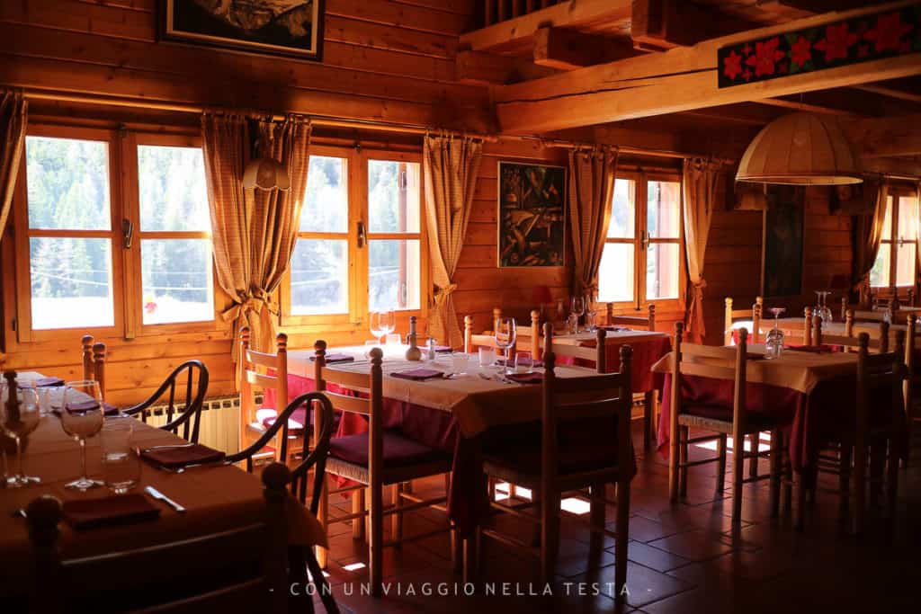 Vista sul ristorante dell'Hotel Notre Maisone Cogne prima dell'ora di pranzo