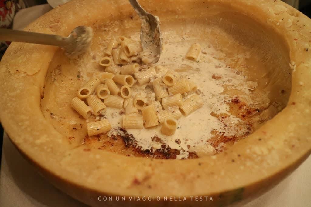 La pasta alla norcina del Ristorante Mes Amis Milano viene "finita" al tavolo nella forma di parmigiano