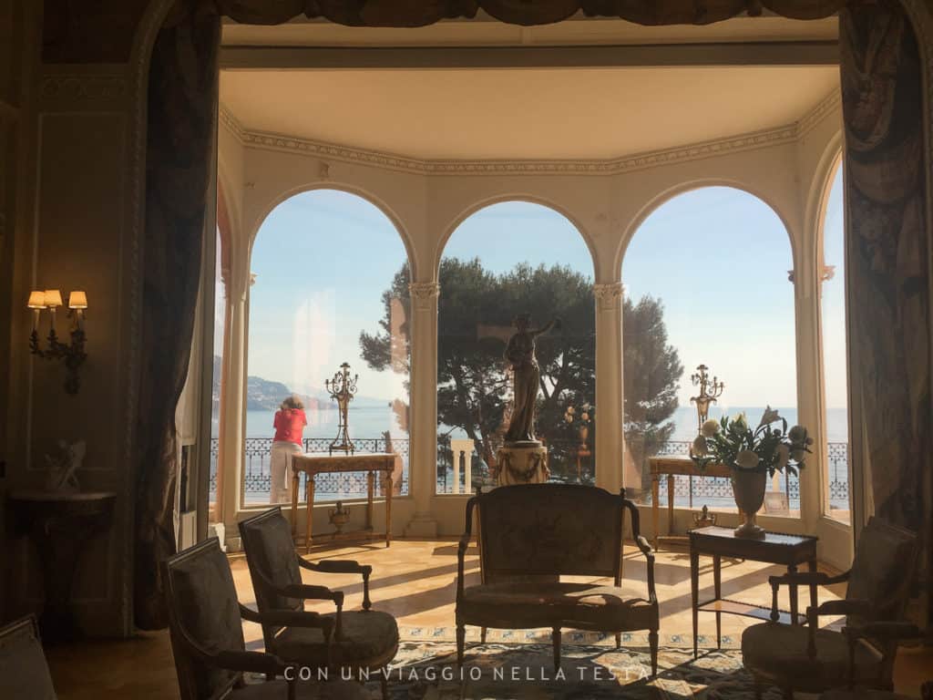 Una delle sale della Villa Ephrussi de Rothschild con affaccio sul mare