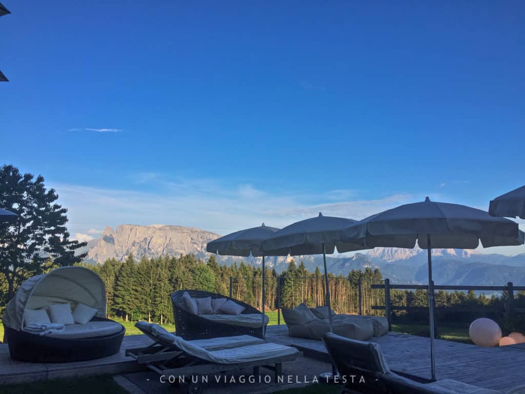 La terrazza con piscina dell'Hotel Tann che affaccia sulle Dolomiti