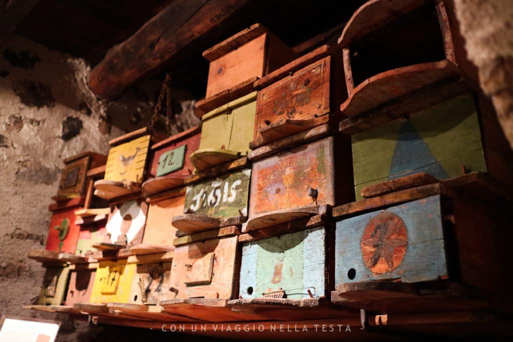 Le vecchie arnie al museo dell'apicoltura, cassettine di legno colorate
