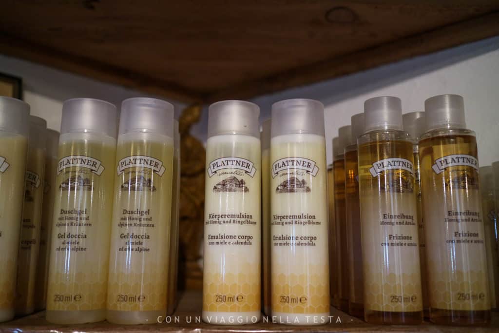 Shampoo, balsamo e prodotti per il corpo a base di miele e propolii prodotti dal museo dell'apicoltura Plattner