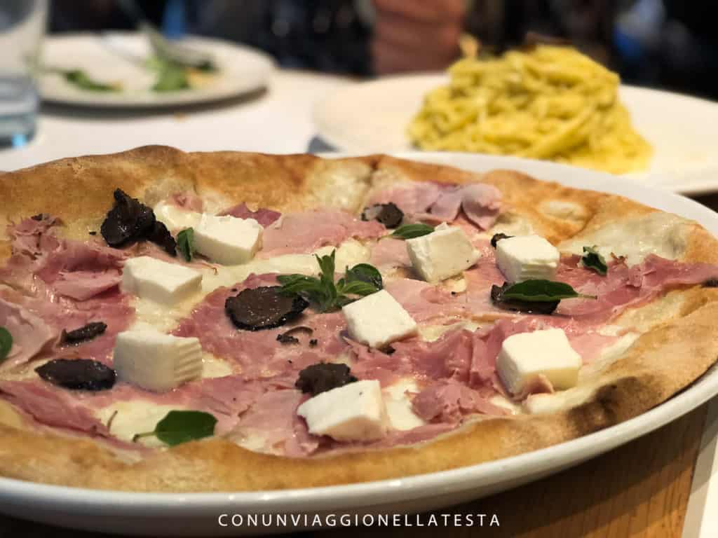 La pizza al prosciutto cotto al tartufo nero estivo di Obicà Milano 